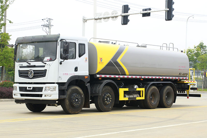 大型洒水车(15-30吨)